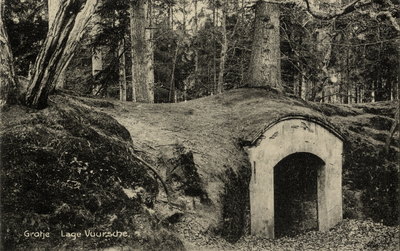 15180 Gezicht op de grot in het park van het kasteel Drakestein (Slotlaan 9) te Lage Vuursche (gemeente Baarn).N.B. Het ...